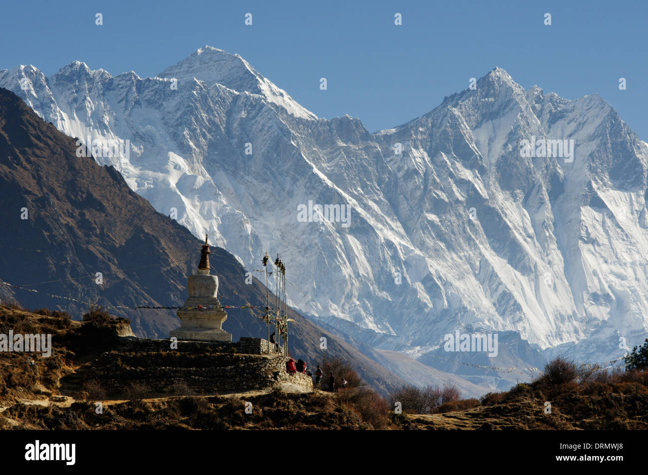 A stupa on the path above Namche Bazaar on the everest base camp trek, with the everest group, Lhotse & Mount Everest beyond Stock Photo