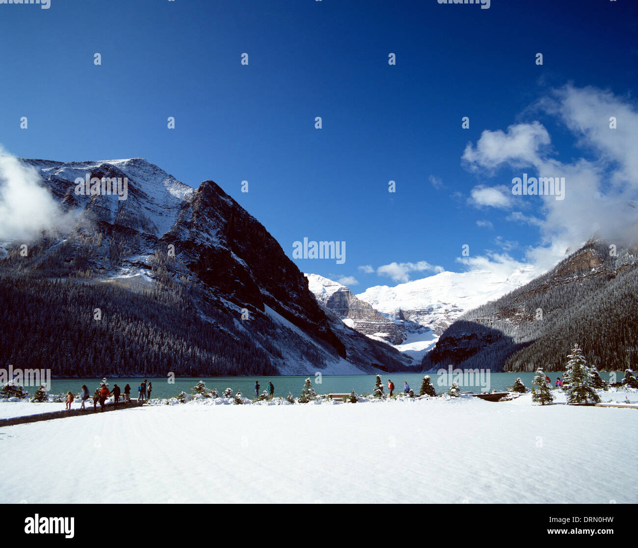 Canada. Banff National Park; Lake Louise and tourists Stock Photo - Alamy