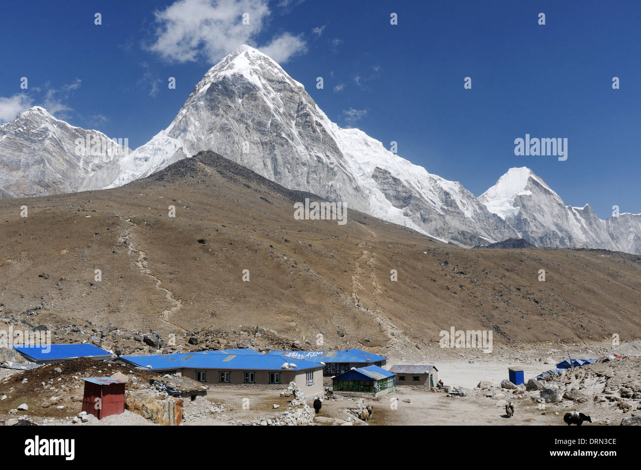THe himalayan village of Gorak Shep, the last stop on the Everest Base camp trek in Nepal Stock Photo