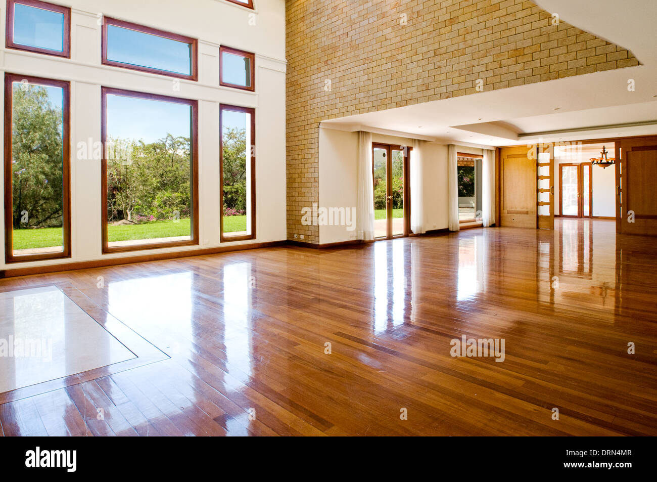 Empty big living room Stock Photo - Alamy, image size:1300x953