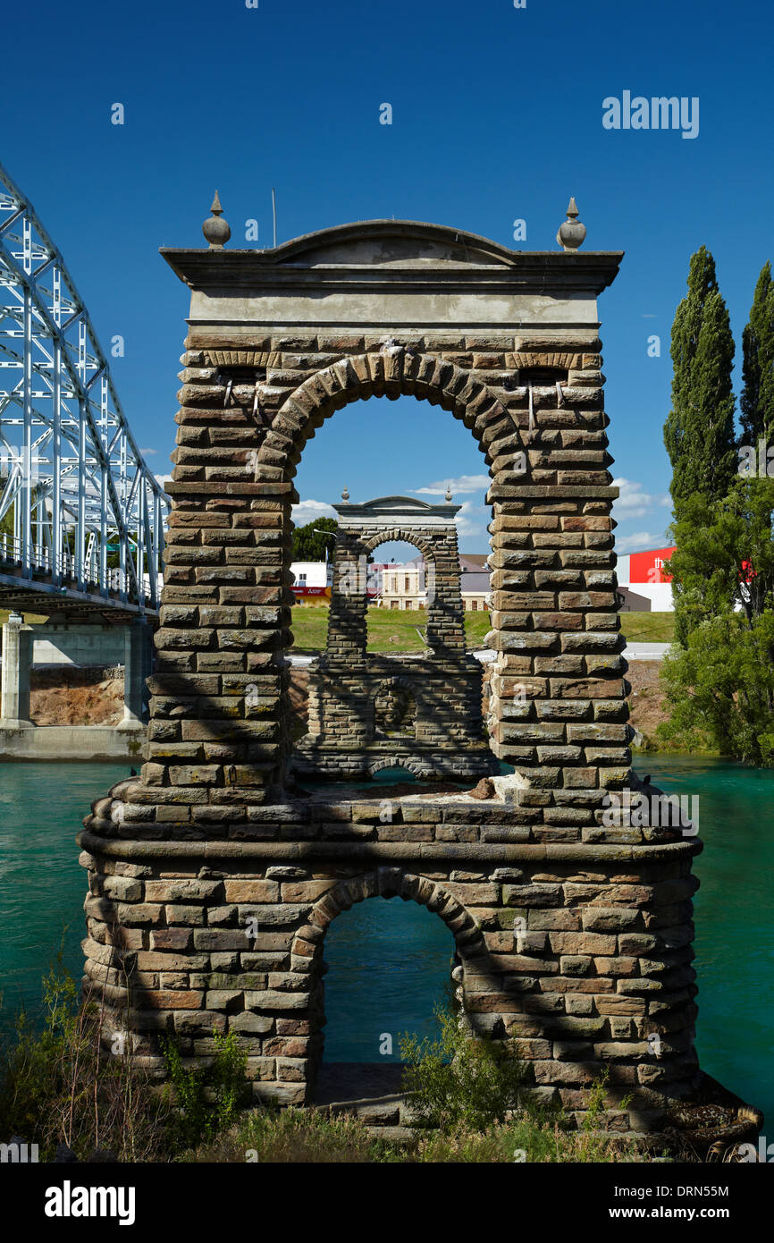 Historic Alexandra Bridge (1882) across Clutha River, Alexandra, Central Otago, South Island, New Zealand Stock Photo