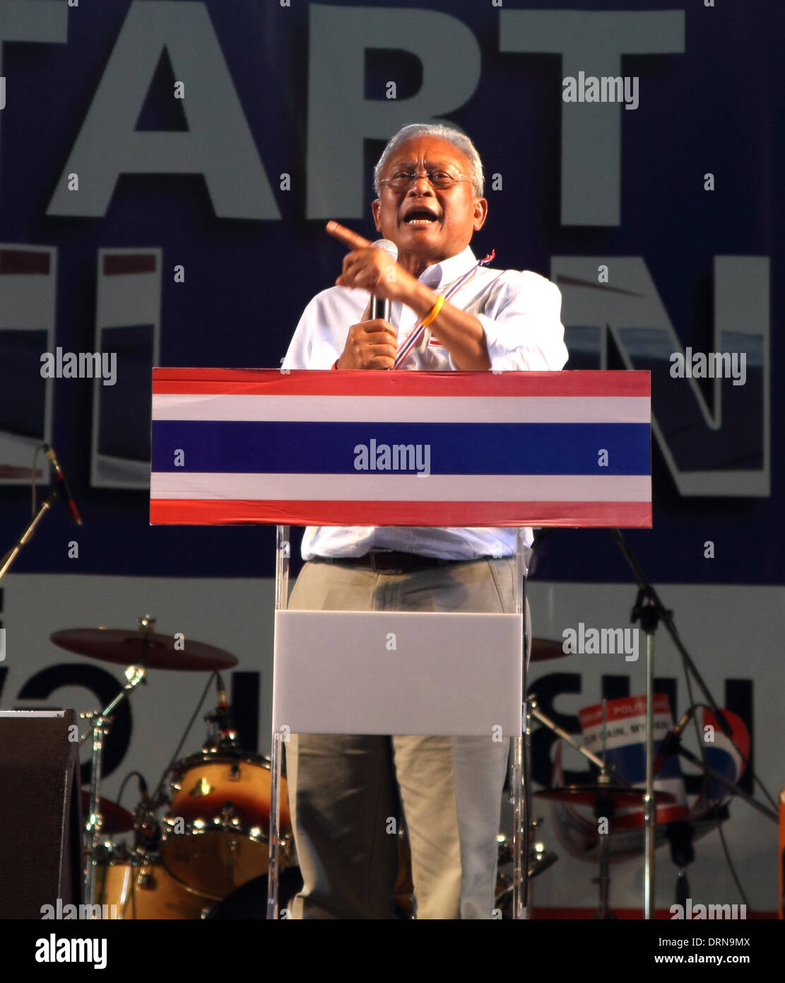 Bangkok, Thailand. 29 January 2014.  Anti- government leader Suthep Thaugsuban speaks to his supporters on stage. Thailand's government announced Tuesday it will go ahead with an election this weekend despite an opposition boycott, months of street protests and the likelihood of more violence in the country's political crisis. Credit:  John Vincent/Alamy Live News Stock Photo