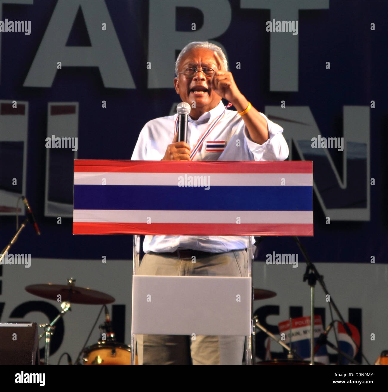 Bangkok, Thailand. 29 January 2014.  Anti- government leader Suthep Thaugsuban speaks to his supporters on stage. Thailand's government announced Tuesday it will go ahead with an election this weekend despite an opposition boycott, months of street protests and the likelihood of more violence in the country's political crisis. Credit:  John Vincent/Alamy Live News Stock Photo