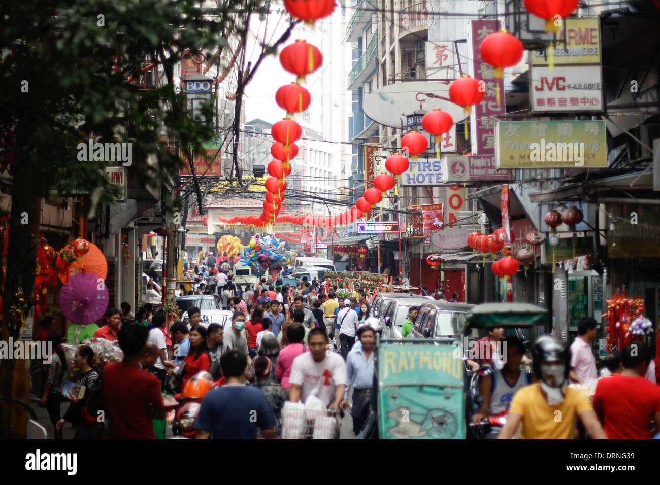 Manila, Phillipines. 30th January 2014. People flood the streets in Chinatown Manila a day before the Chinese New Year on January 30, 2013. Lucky charms, fruits, street performers and firecrackers were seen around Chinatown in Manila, a day before the celebration of the Chinese New Year, the Year of the Horse. Photo by Mark Cristino/Alamy Live News Stock Photo