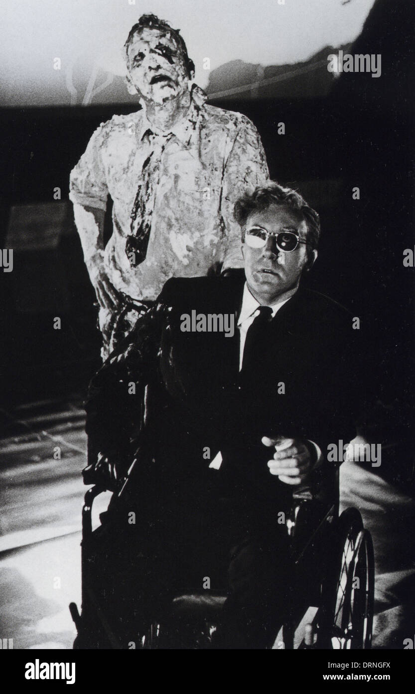 DR. STRANGELOVE 1964 Columbia Pictures. Peter Sellers at right as Dr Strangelove and George C.Scott as General Turgidson Stock Photo