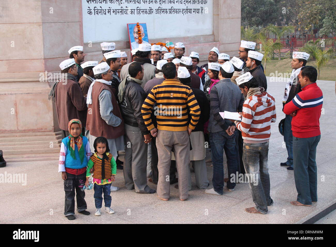 Gandhi Maidan, Patna, Bihar, India, 30th January 2014. Aaam Admi Party workers celebrate Martyrs' Day also known as Sarvodaya day on Thursday afternoon at Gandhi Statue on 67th death anniversary of Mahatma Gandhi on January 30, 2014. After the victory of Aam Admi Party (AAP) led by Arvind Kejriwal, there is a sudden increase in the party membership all over Bihar as Aam Aadmi Party promise to bring an end to corruption and begin real development that appeal to common people. Various such programs are performed all over Bihar today to commemorate Gandhi. Credit:  Rupa Ghosh/Alamy Live News. Stock Photo