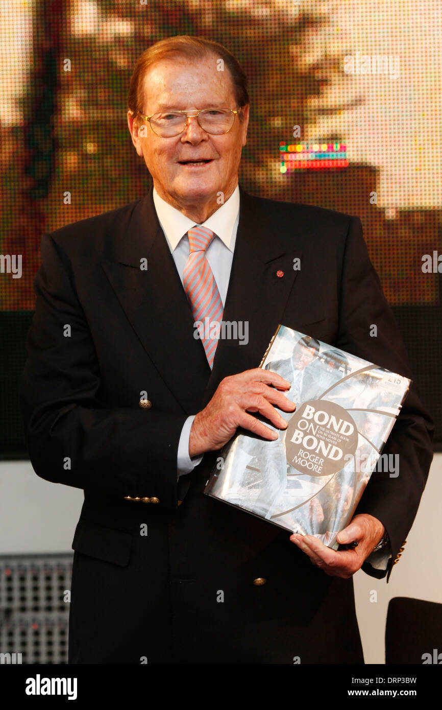 Sir Roger Moore 007 James Bond Stock Photo Alamy