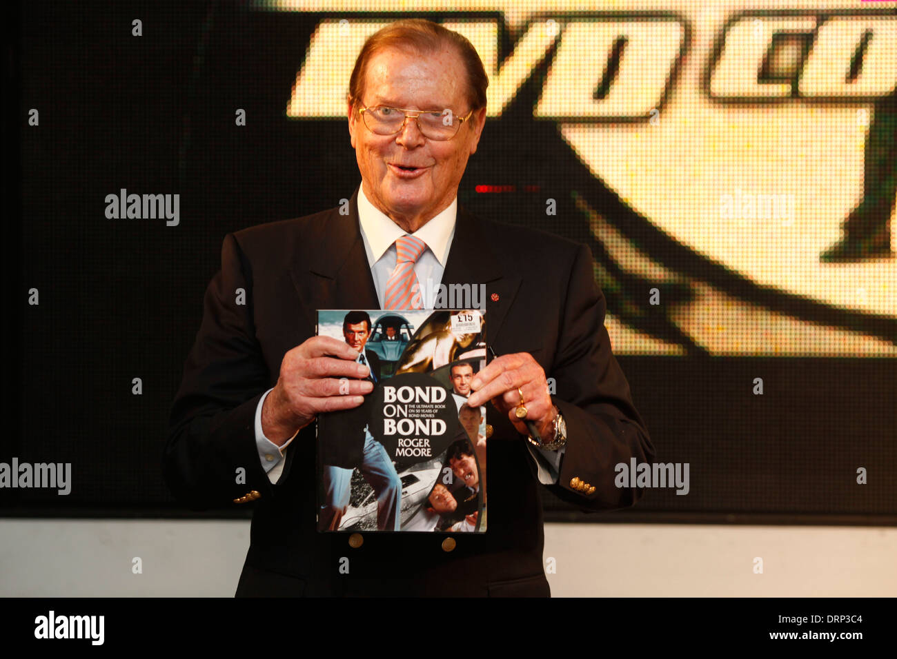Sir Roger Moore 007 James Bond Stock Photo Alamy