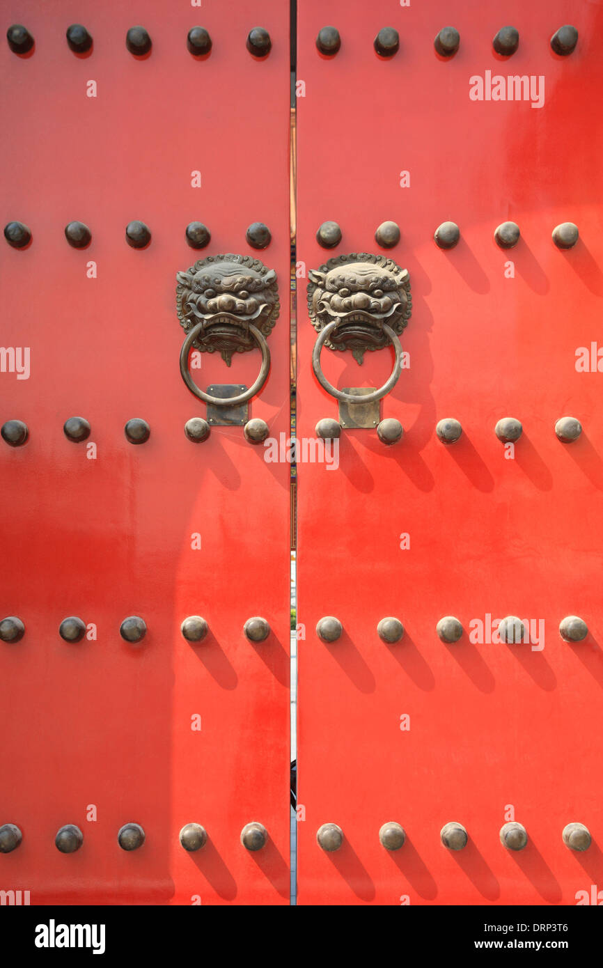 traditional chinese door Stock Photo Alamy