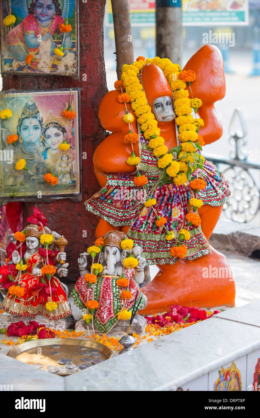 Hindu roadside shrine hi-res stock photography and images - Alamy