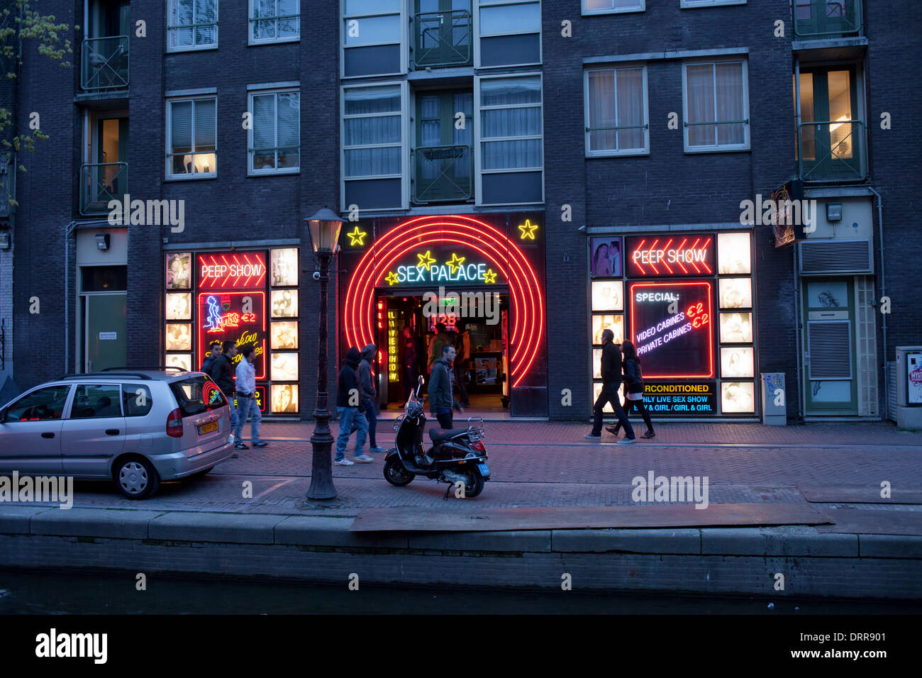 Inde betale sig Sanctuary Sex Palace peep shows in the Red Light District of Amsterdam old City  Centre at night, Holland, the Netherlands Stock Photo - Alamy