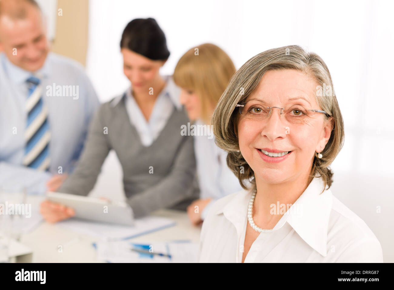 Человек в очках за компьютером. Опрос среди пенсионеров. Женщина менеджер. Женщина 50 лет за компьютером. Лучший возраст для работы.