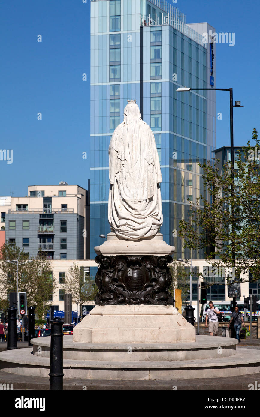 Statue of Queen Victoria facing down the modern tower block of the Radisson Hotel in Bristol Stock Photo