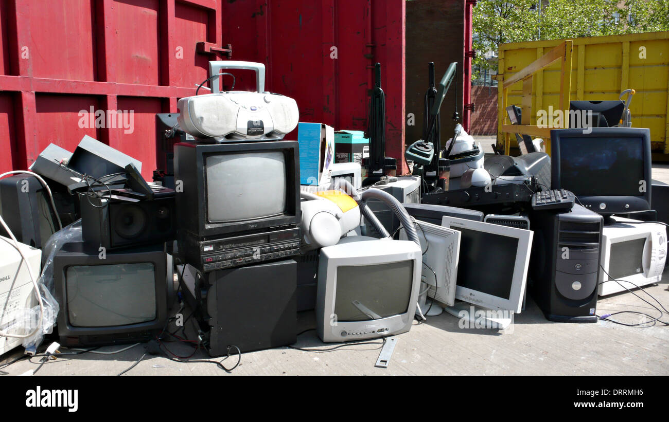 Electrical waste broken tv hires stock photography and images Alamy