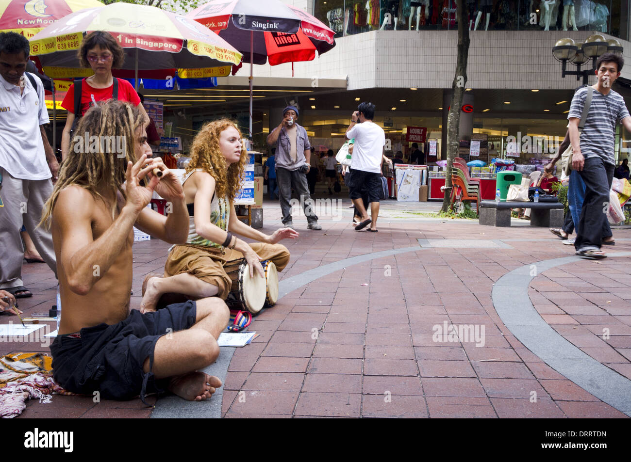 travelers are busking in Singapore Stock Photo