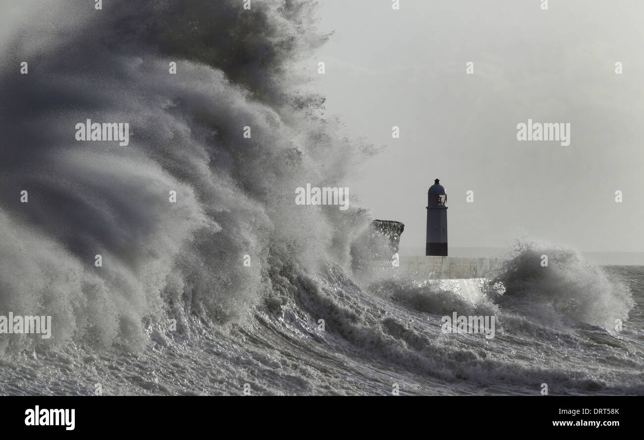 Stormy Seas batter Porthcawl pier Stock Photo