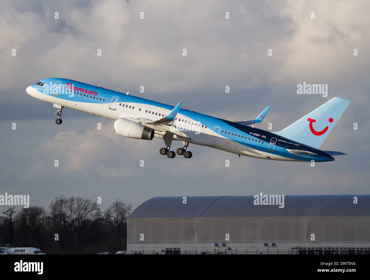 Thomson Airways Boeing 757 - 236 G-OOBH taking off from Manchester Airport Stock Photo