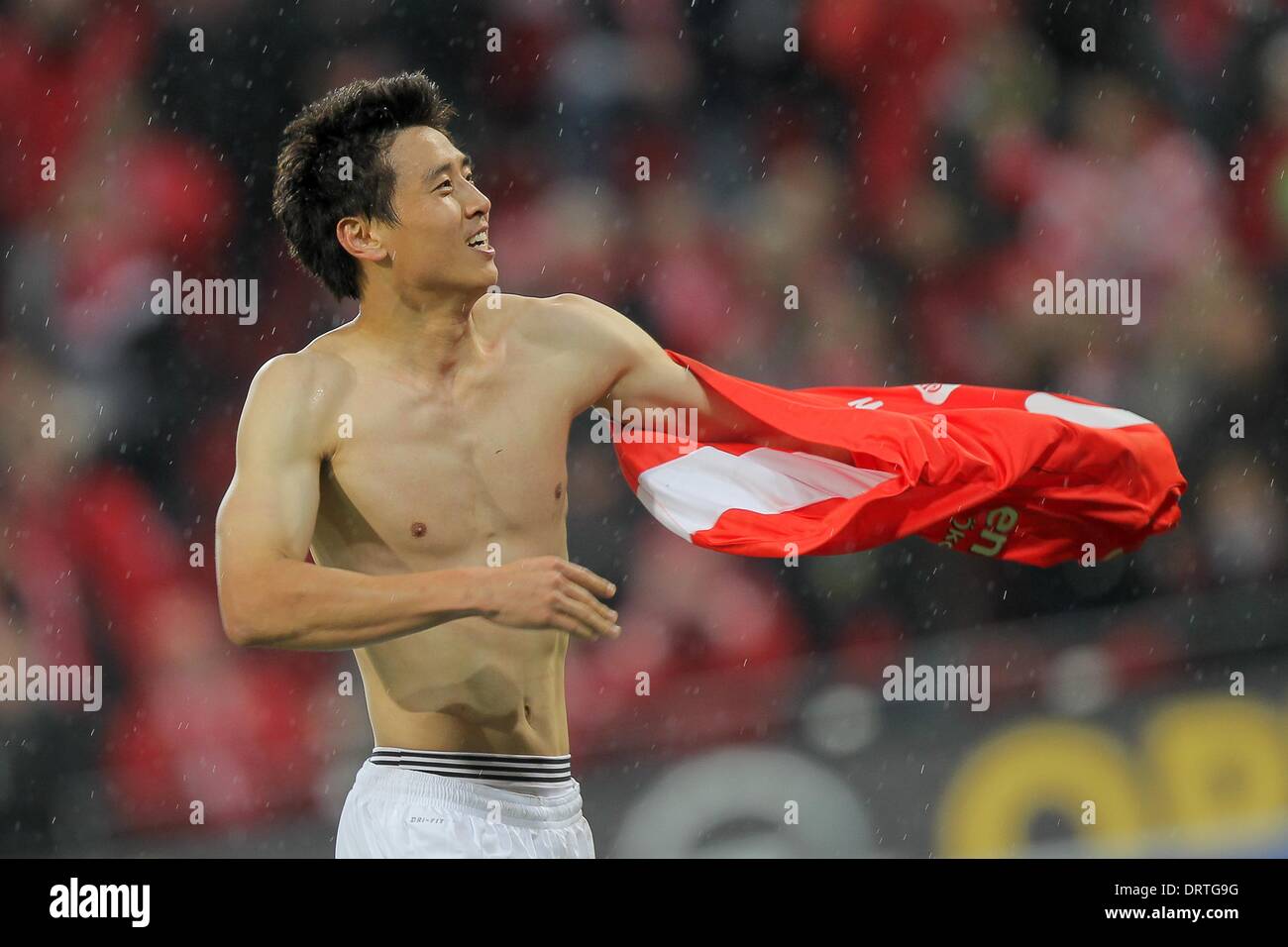 Mainz, Germany. 01st Feb, 2014. Mainz's Ja-Cheol Koo takes of his jersey after the Bundesliga soccer match between FSV Mainz 05 and SC Freiburg at Coface Arena in Mainz, Germany, 01 February 2014. Mainz won the match 2-0. Photo: FREDRIK VON ERICHSEN/DPA (ATTENTION: Due to the accreditation guidelines, the DFL only permits the publication and utilisation of up to 15 pictures per match on the internet and in online media during the match.)/dpa/Alamy Live News Stock Photo