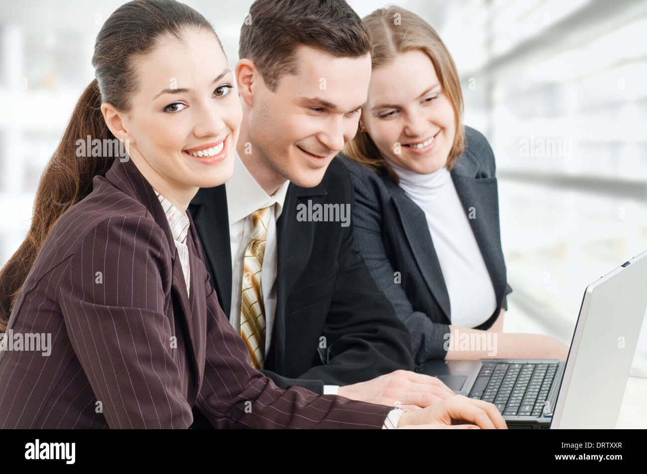 team of successful smiling young business people Stock Photo - Alamy