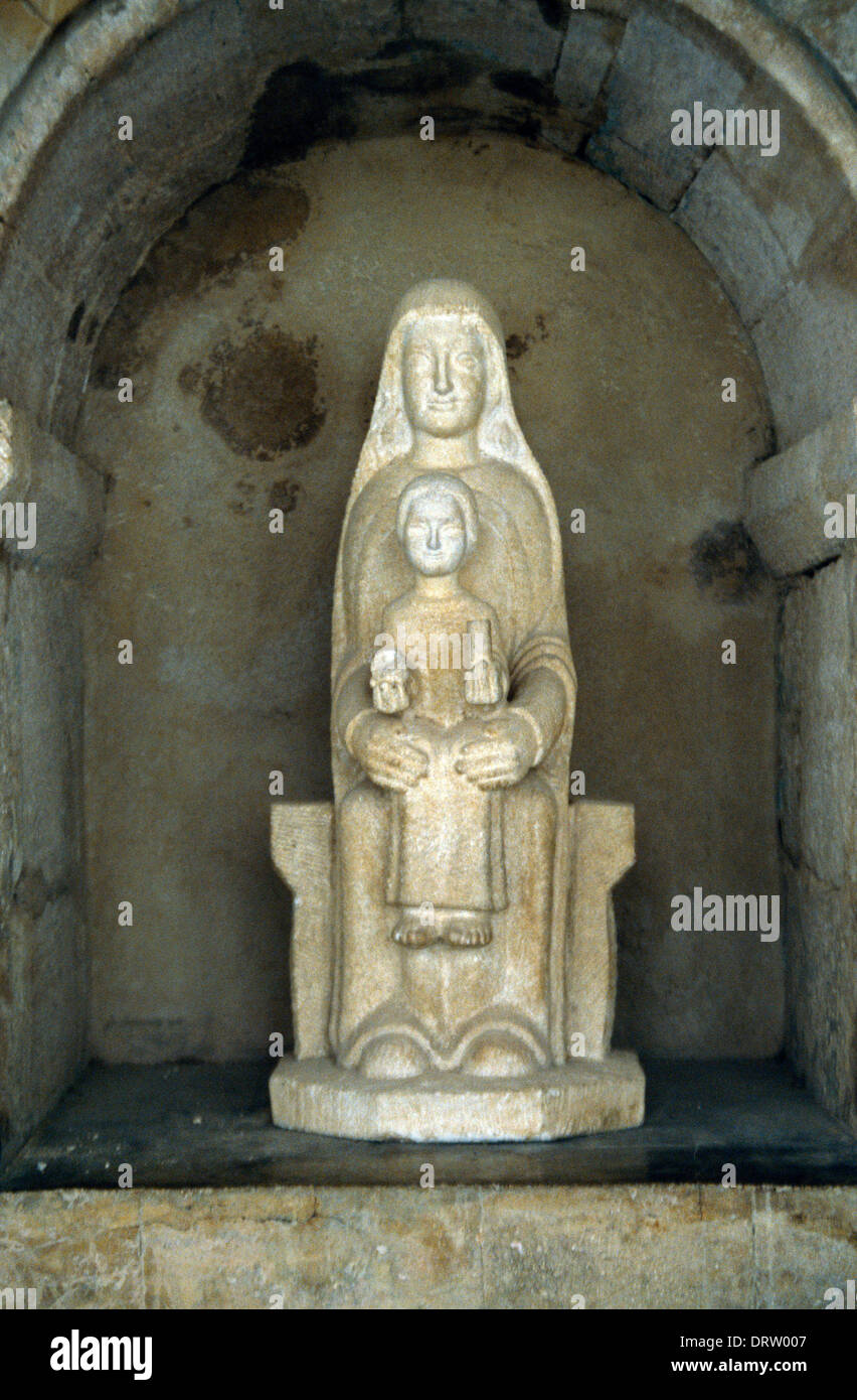 Abbaye de Senanque Vaucluse Provence France Cistercian Cloisters Madonna & Child- Cistercian Monks Who Lived Here Lived Under the Simplistic Rule of St Benedict - Monks Here Were Ill Due to Mosquitoes & So Were Moved to Abbaye de Frigolet Stock Photo