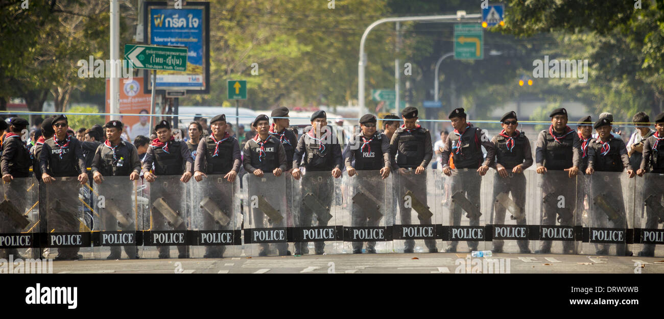 Snap Riots Bangkok, Thailand. 2nd Feb, 2014. Thai riot police maintain a line ...