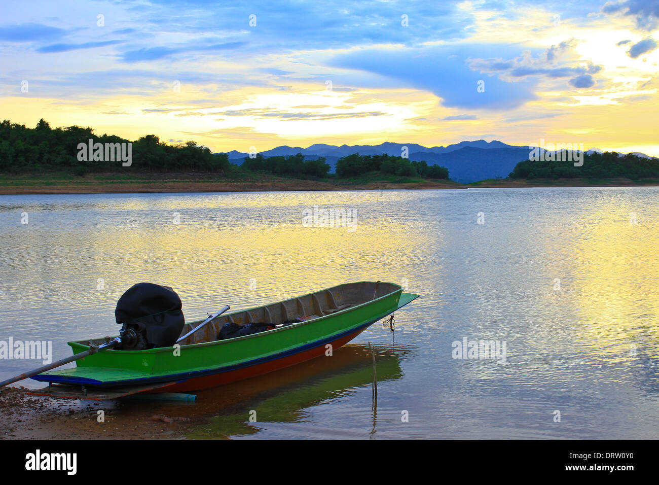Beach beauty boat sunset hi-res stock photography and images - Alamy