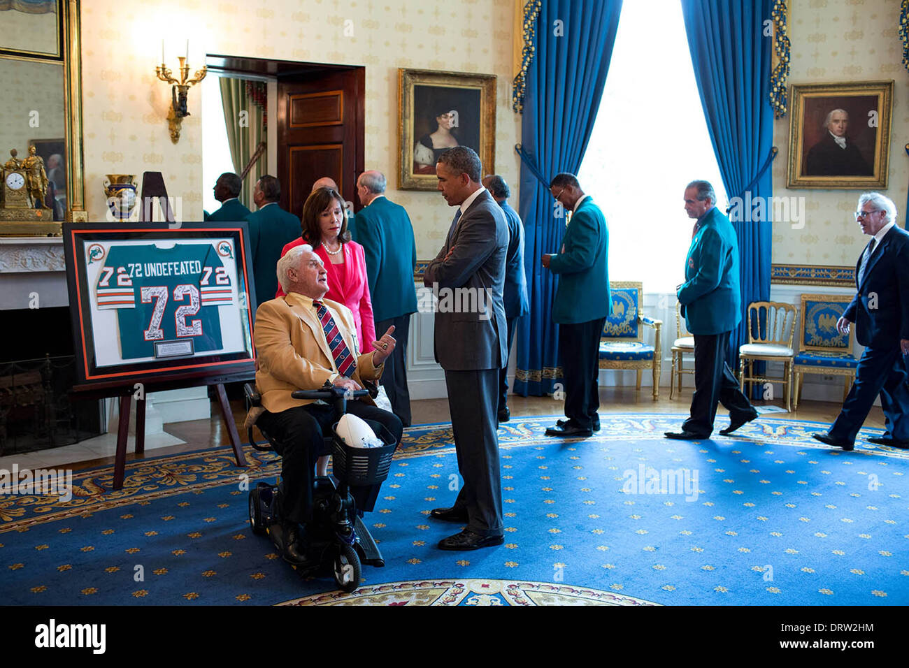 US President Barack Obama talks with former Miami Dolphins coach Don Shula in the Blue Room prior to a ceremony honoring the 1972 Super Bowl Champion Miami Dolphins at the White House August 20, 2013 in Washington, DC. Stock Photo