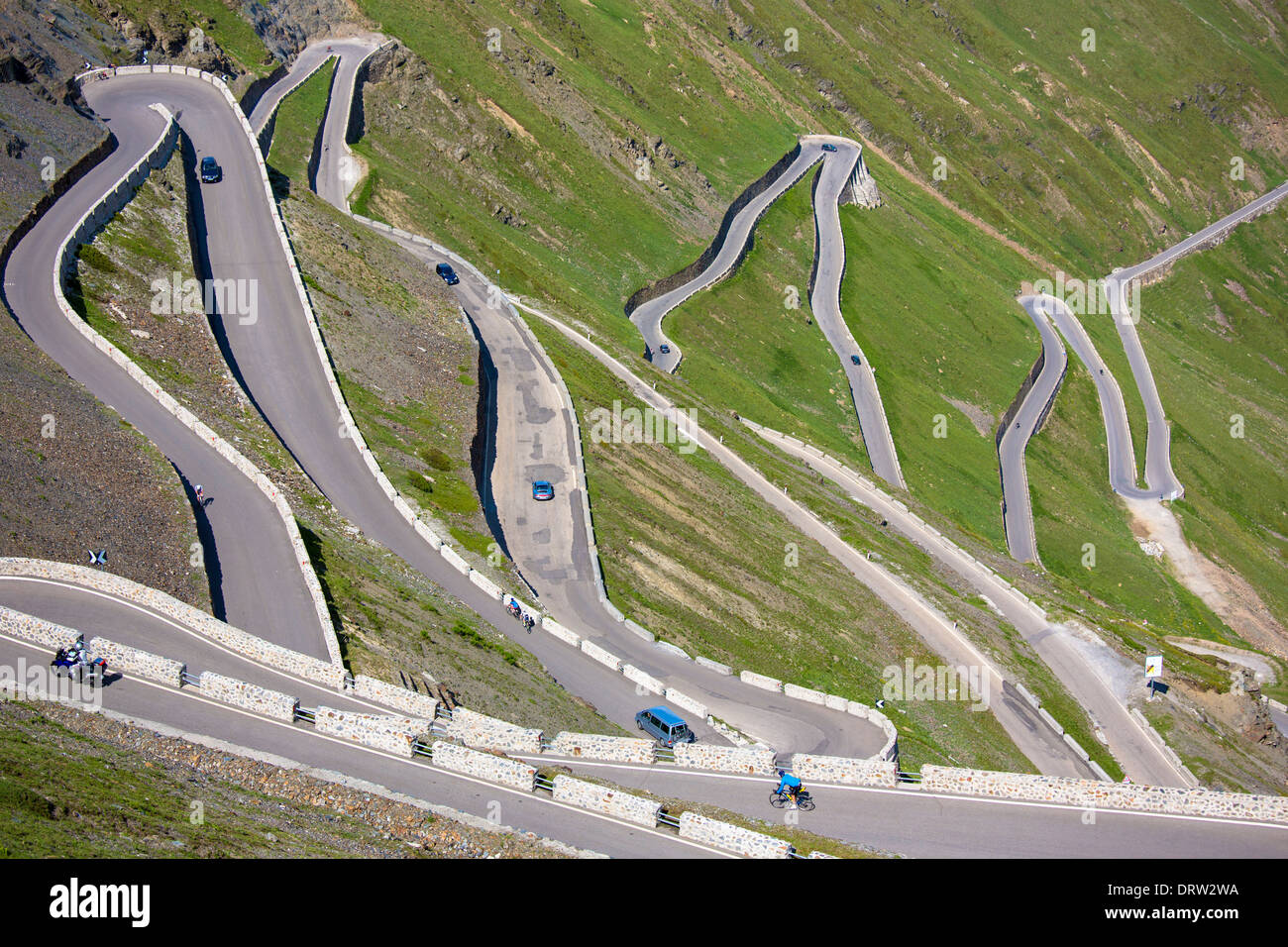 Cars on The Stelvio Pass, Passo dello Stelvio, Stilfser Joch, on the route to Prato, in the Eastern Alps in Northern Italy Stock Photo