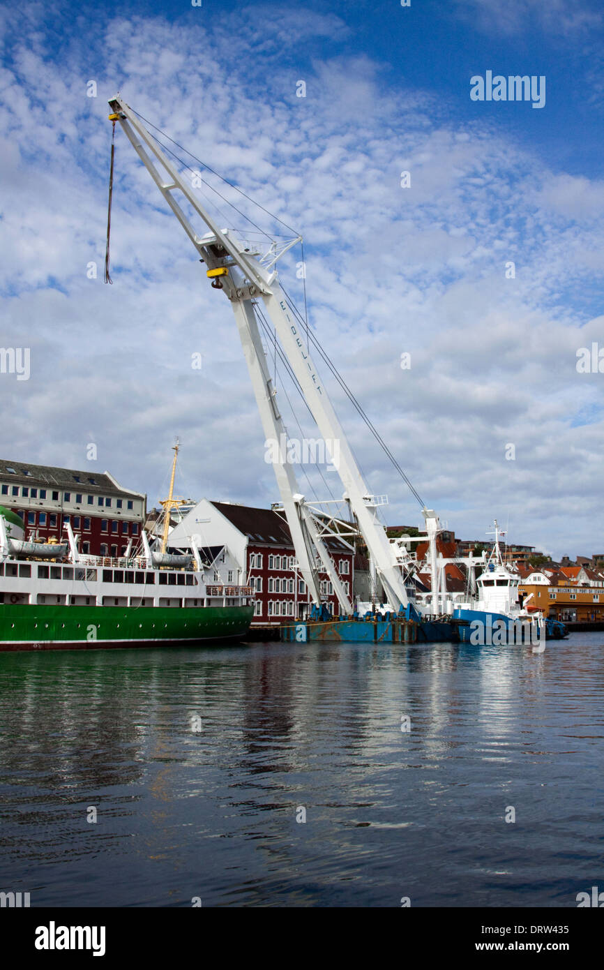Heavy lift crane barge hires stock photography and images Alamy