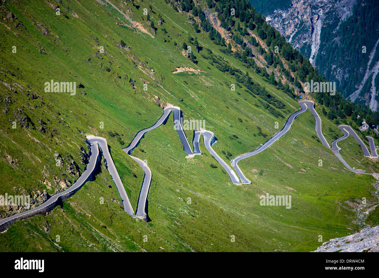Cars on The Stelvio Pass, Passo dello Stelvio, Stilfser Joch, on the route towards Bormio in the Eastern Alps in Northern Italy Stock Photo