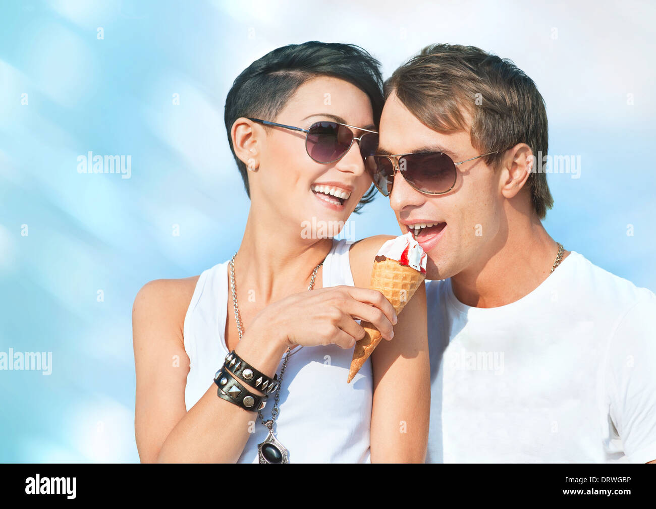 Cute couple eating ice cream hi res stock photography and images Alamy