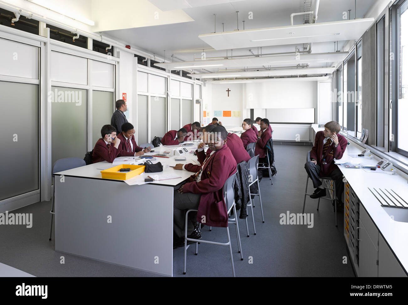 St Thomas the Apostle College, London, United Kingdom. Architect: Allies and Morrison, 2013. Science lab classroom. Stock Photo