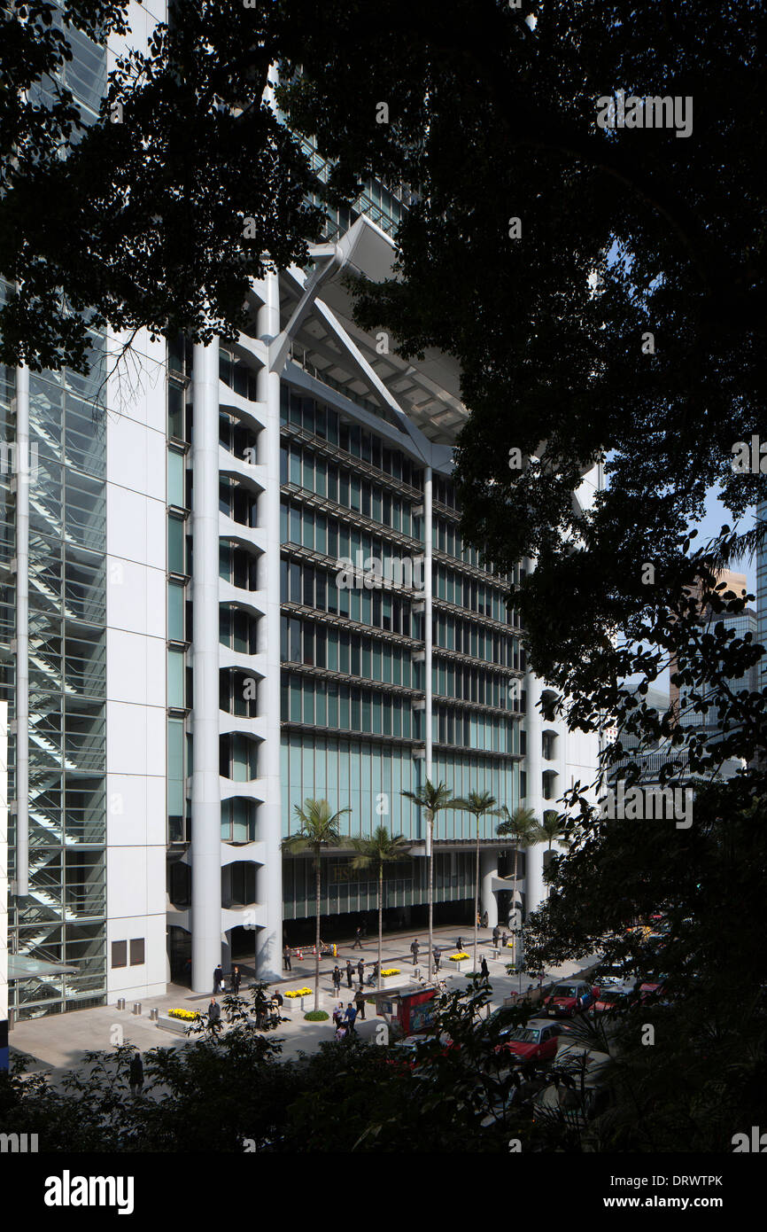 HSBC Head Quarters Hong Kong, Hong Kong, Hong Kong. Architect: Foster + Partners, 1985. View from raised path next to Queen Stre Stock Photo