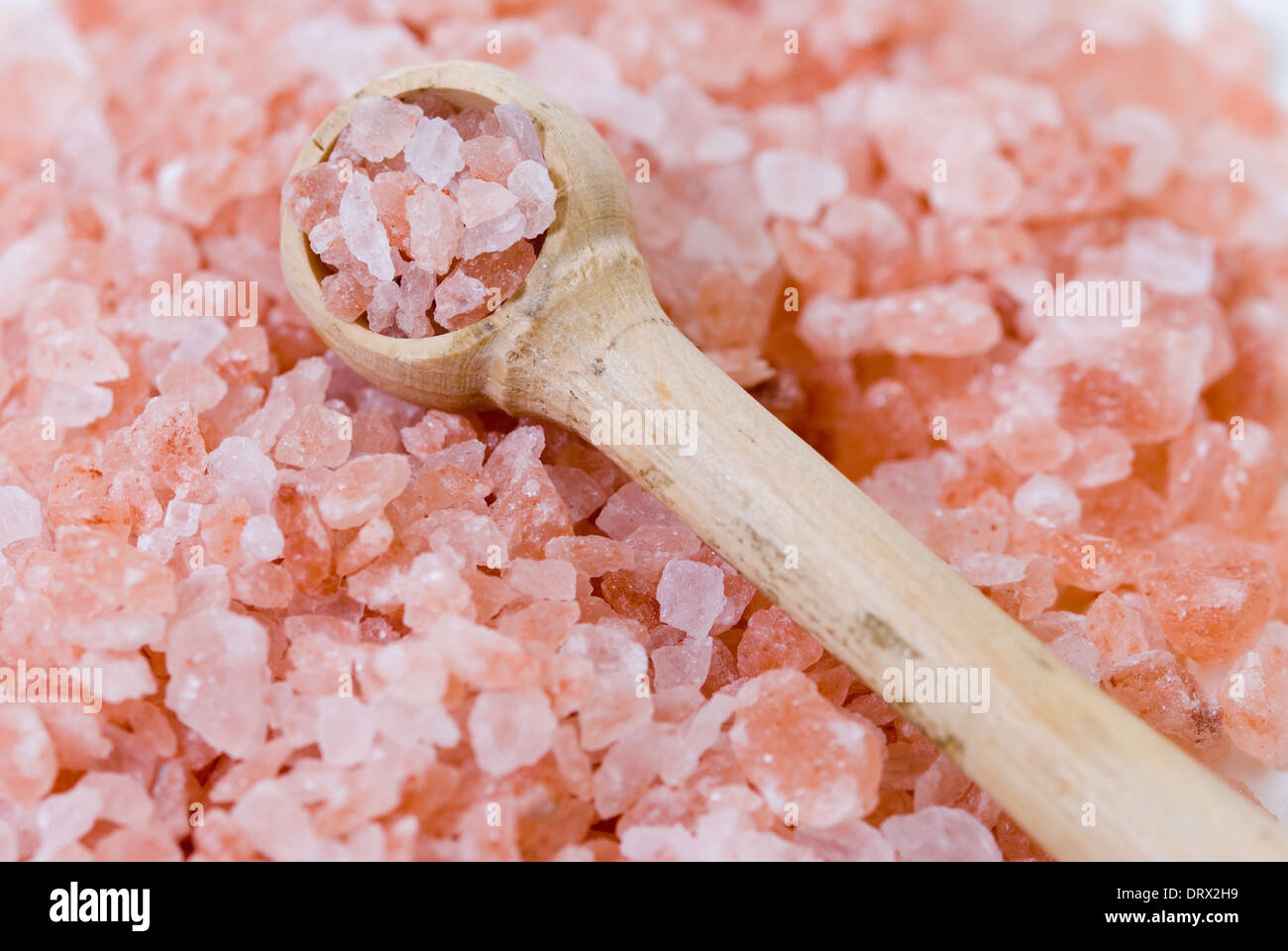 Himalayan pink rock crystal table salt, close up. Stock Photo
