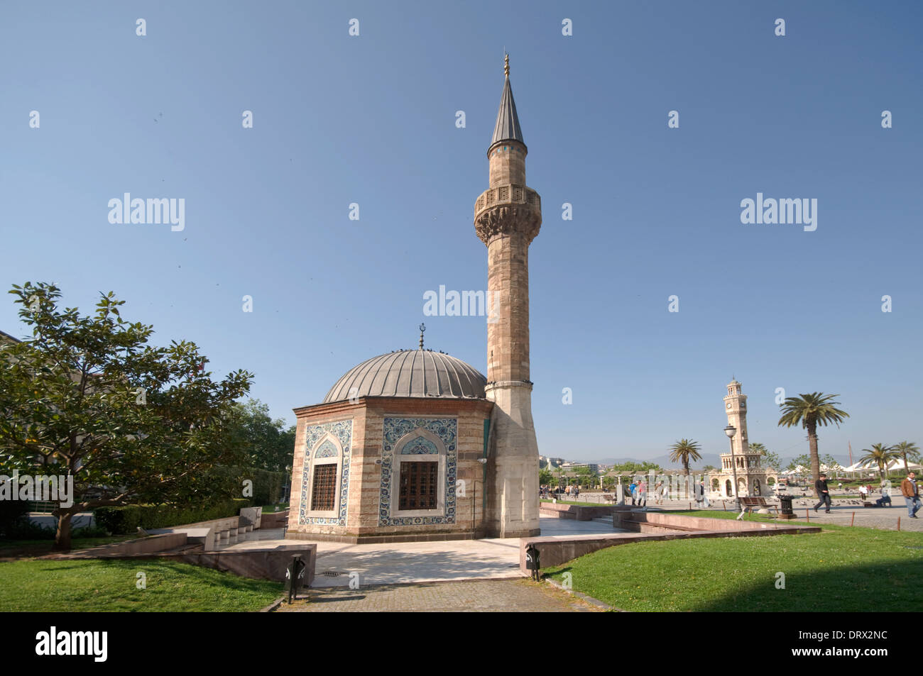 ASIA, Turkey, Izmir, Konak Camii Mosque (1755), covered in Kutahya (Kűtahya) tiles, and Ottoman Clock Tower (Saat Kulesi), 1901 Stock Photo