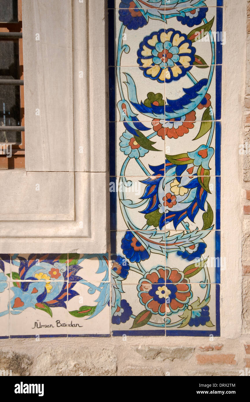 ASIA, Turkey, Izmir, Kutahya (Kűtahya) tiles on the Konak Camii Mosque (1755) Stock Photo