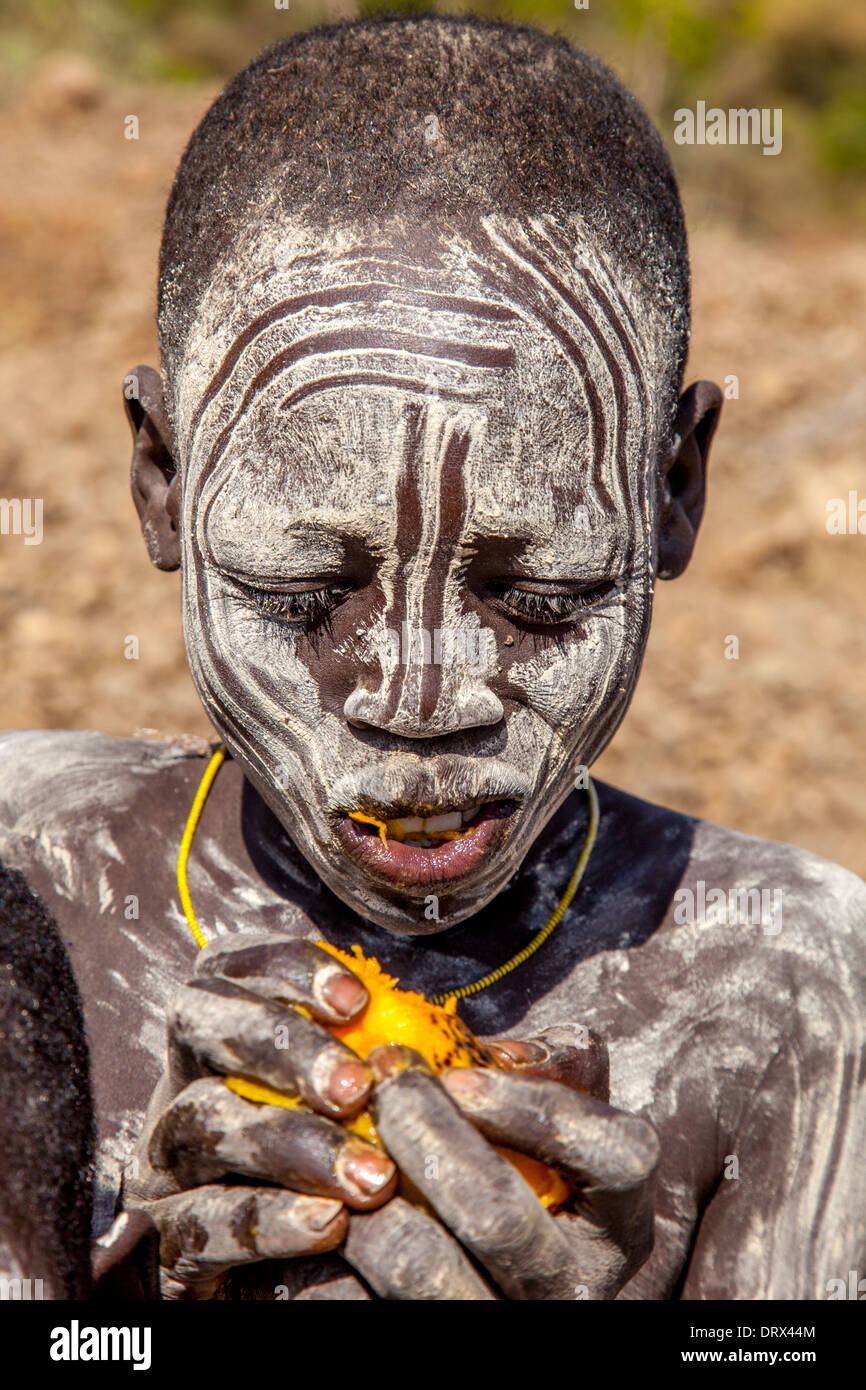 Mursi Boy Eating A Mango The Omo Valley Ethiopia Stock Photo Alamy mursi-boy-eating-a-mango-the-omo-valley-ethiopia-stock-photo-alamy
