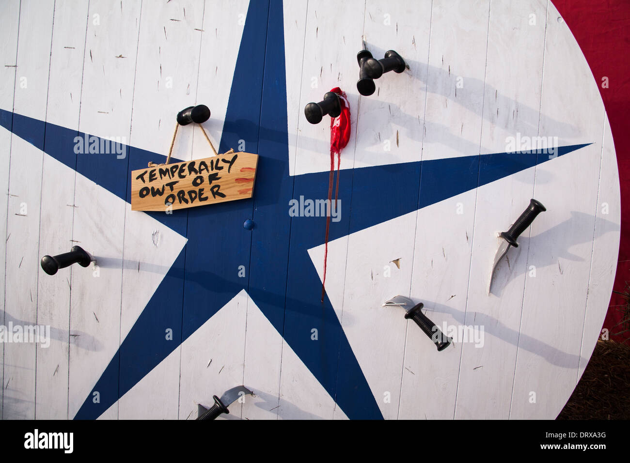 Knife throwing hires stock photography and images Alamy
