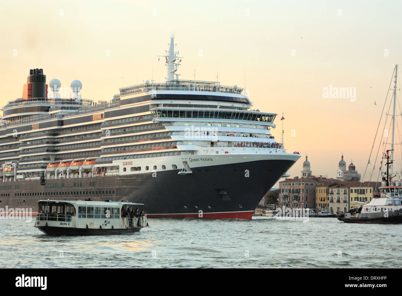Cruise ship Queen Victoria (Cunard Line) in Venice Stock Photo Alamy