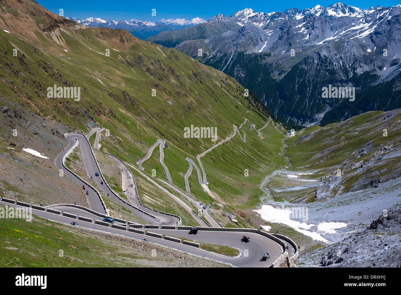 Cars on The Stelvio Pass, Passo dello Stelvio, Stilfser Joch, on the route to Bormio, in the Eastern Alps in Northern Italy Stock Photo