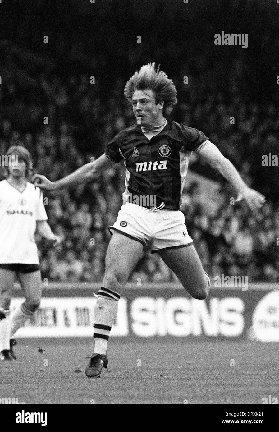 Footballer Steve McMahon in action ASTON VILLA V MANCHESTER UNITED AT