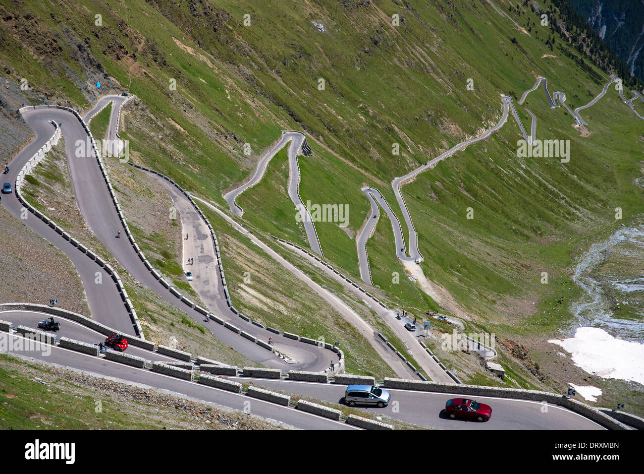 Cars on The Stelvio Pass, Passo dello Stelvio, Stilfser Joch, on the route to Bormio, in the Eastern Alps in Northern Italy Stock Photo