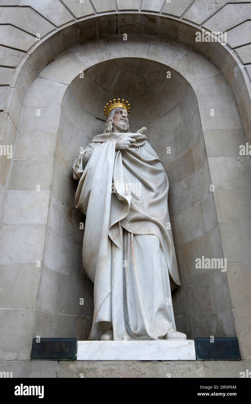 Spain Catalonia Barcelona Statue in niche at  entrance to Town Hall in Gothic Quarter of James The Conqueror, James I of Aragon. Stock Photo