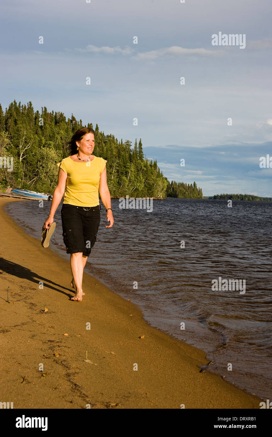 Walks barefoot hi-res stock photography and images - Alamy