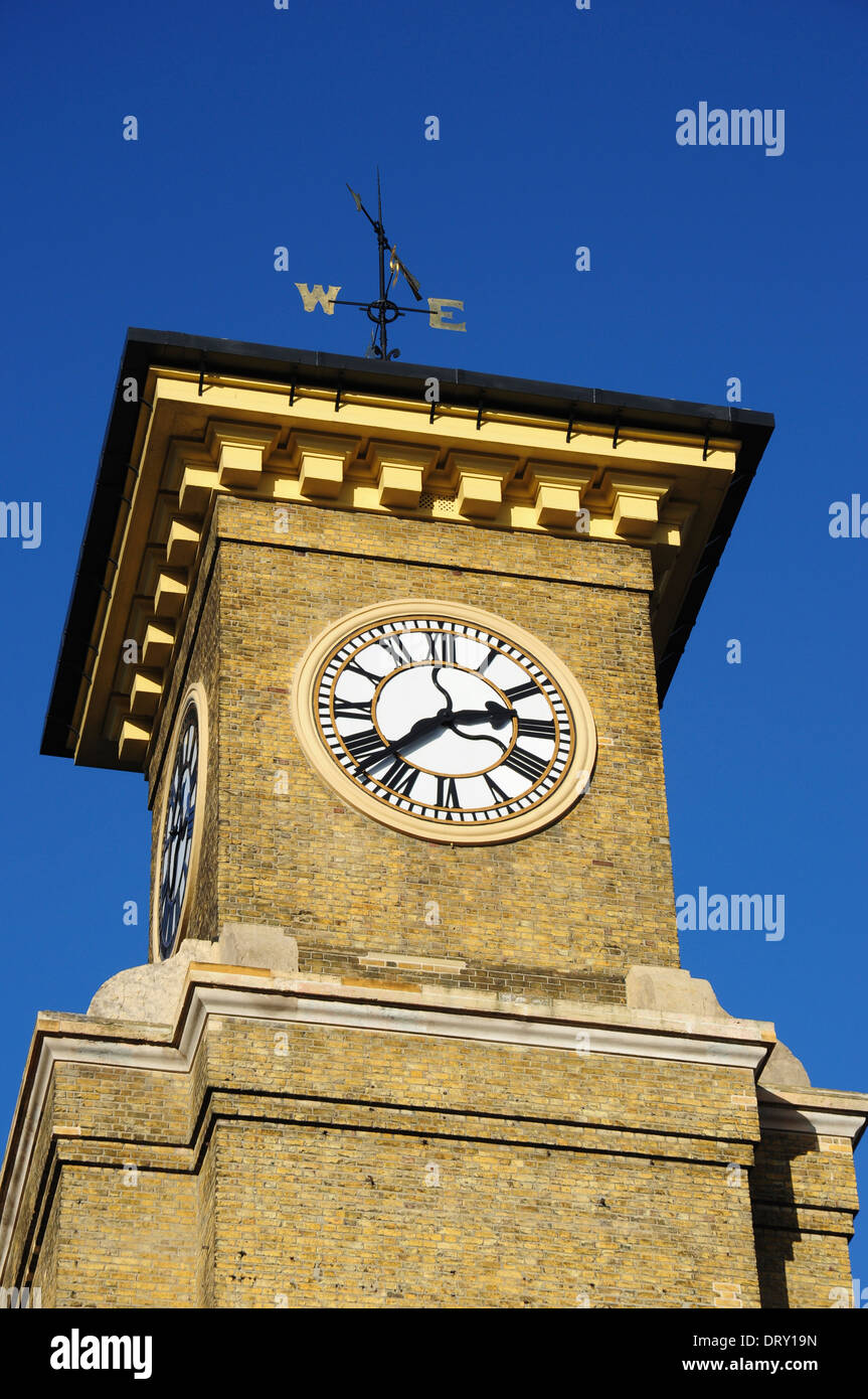 Kings cross station clock tower hires stock photography and images Alamy