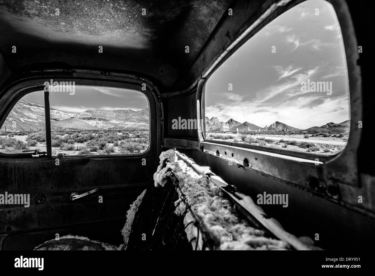 Old abandoned vintage car in the desert Stock Photo - Alamy