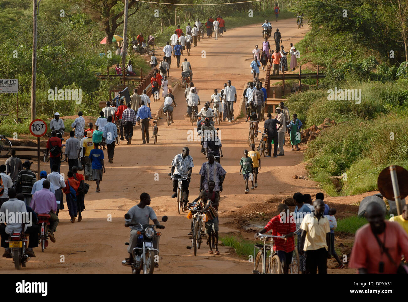 UGANDA Kitgum, refugees on the road from camp to town Stock Photo