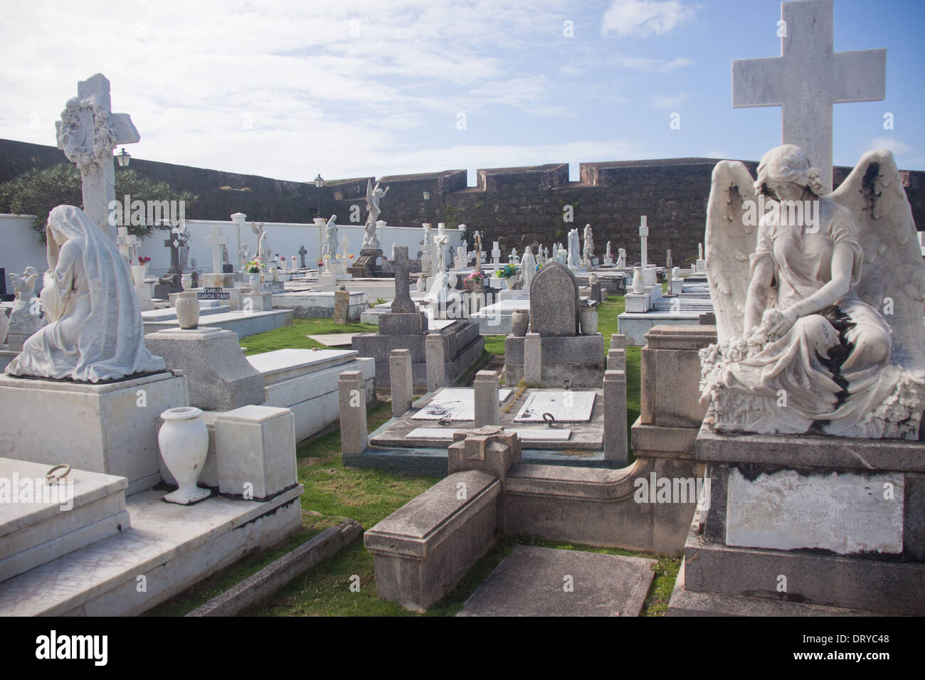 Cemetery (Cementerio Santa Maria Magdalena de Pazzis), nestled between
