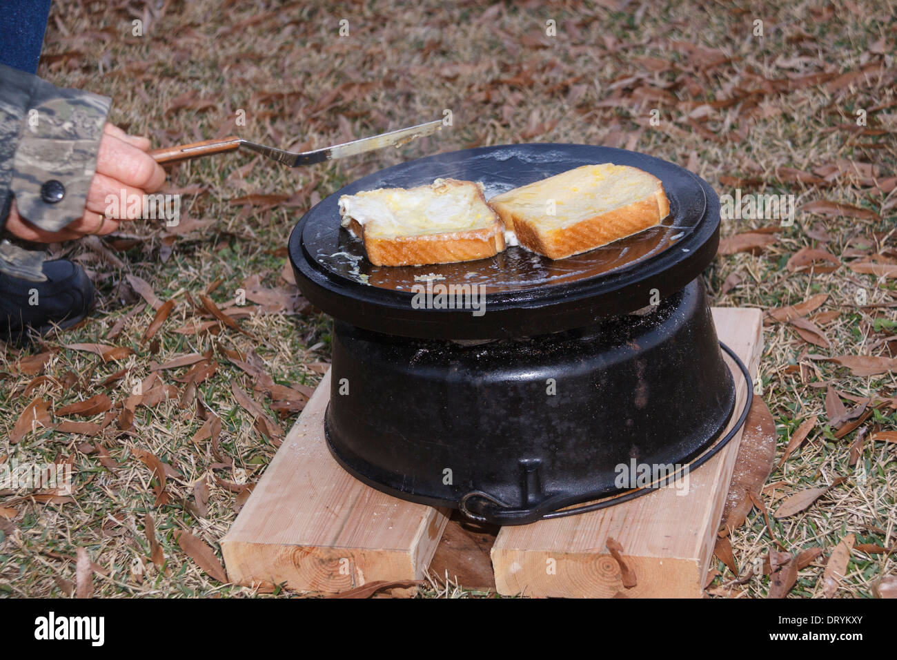 Dutch oven camp hi-res stock photography and images - Alamy