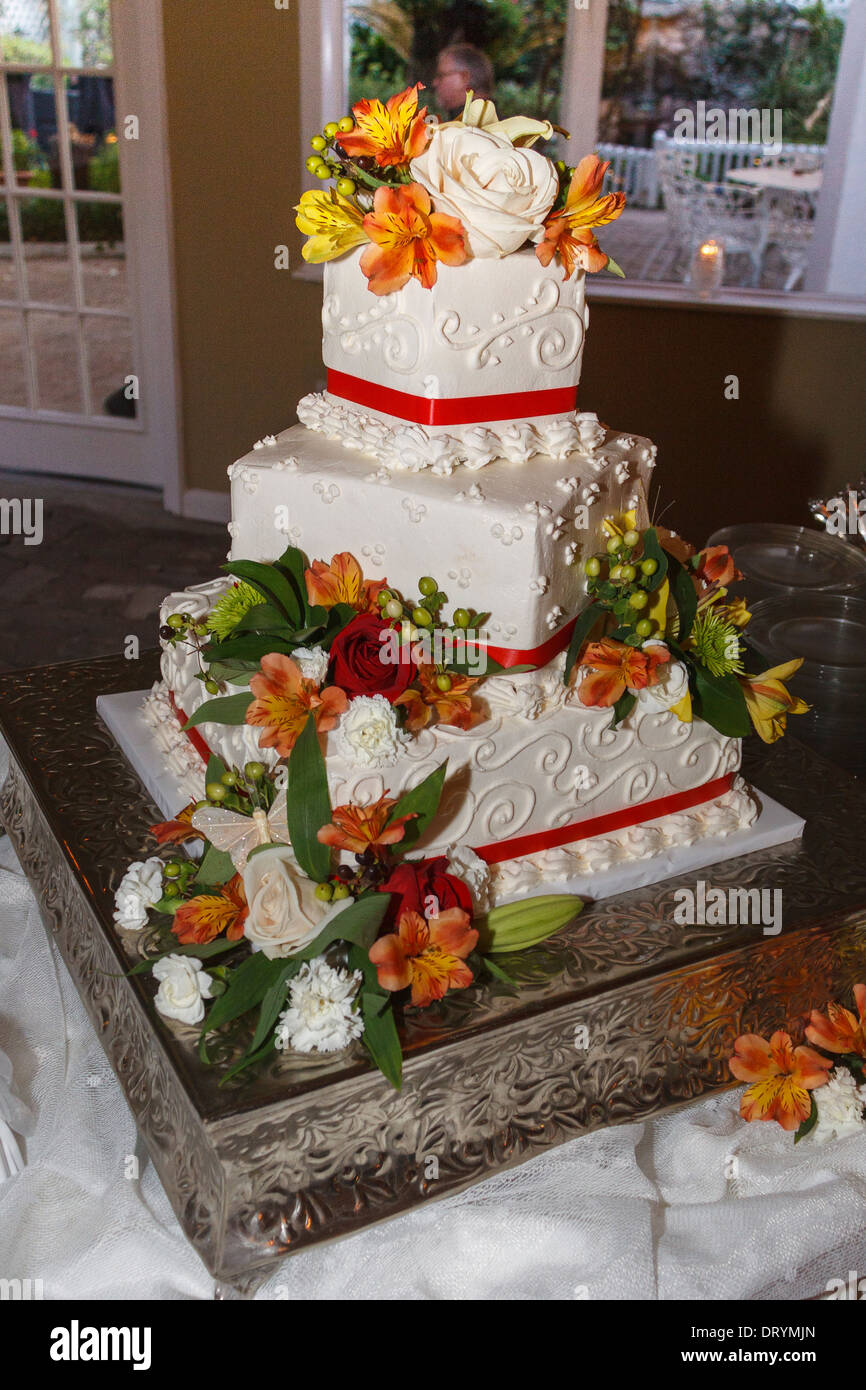 Orange wedding flowers on cake hi-res stock photography and images - Alamy